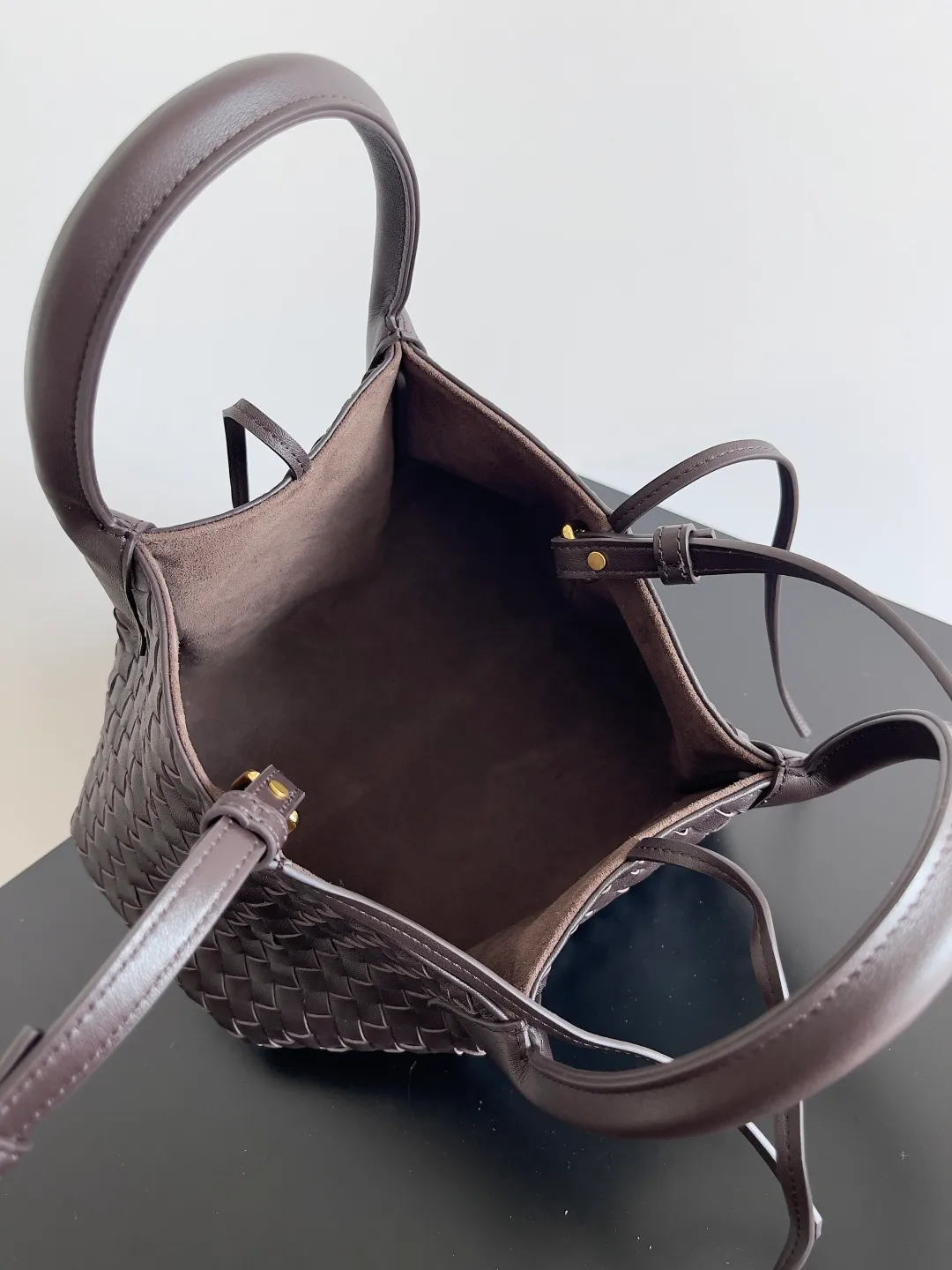 Batch 1660 BOTTEGA VENETA 2025 new product pinacoteca has super soft leather, and the weaving function, practicality and relaxed fashion sense have not fallen behind❤️‍🔥Amway has given sisters a must-have bag when going out. The size of the bag also accurately meets the commuting needs of urban beauties. It can accommodate mobile phones, keys, lipstick, powder, sunscreen, shopping bags...all of it! ! ! 🔥The capacity should not be underestimated~ It does not choose people, clothes, or occasions. With its majestic curved outline, exquisite woven texture, delicate edges and rounded handles, this woven vegetable basket bag truly achieves the goal of "dressing up and being fashionable without getting in the way"~ Are you interested in Jimei? Style number: 819004 Size: 24*15*12cm